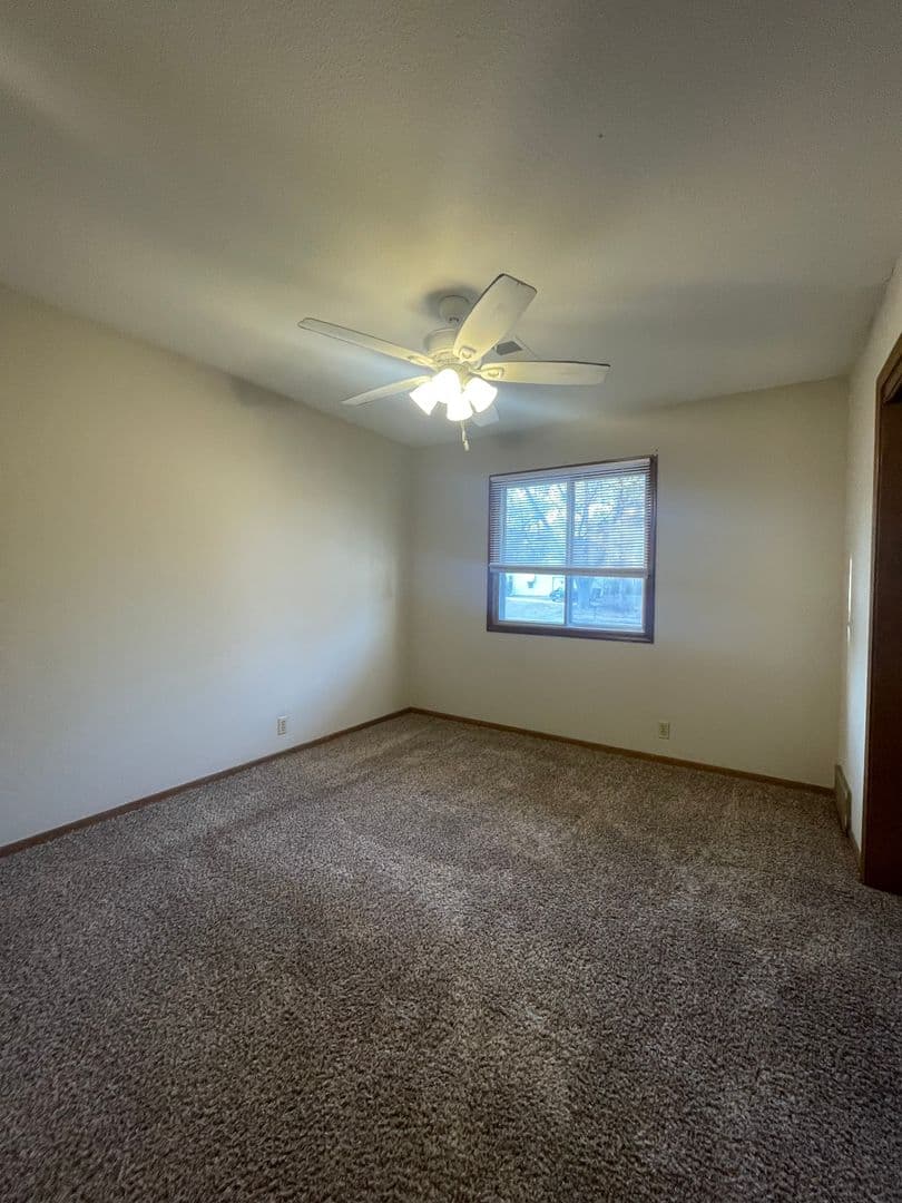 Omaha Apartment: 8002 Blondo Plaza
