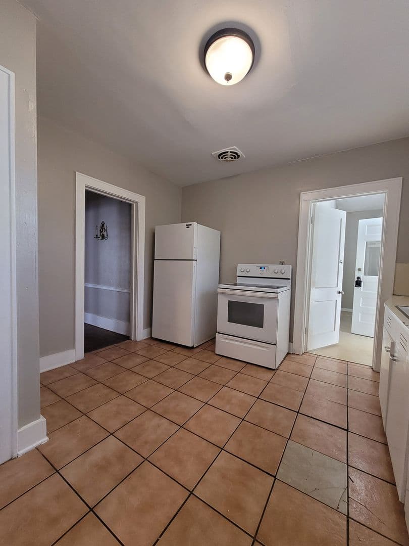 Omaha House: 419 S 38th Avenue