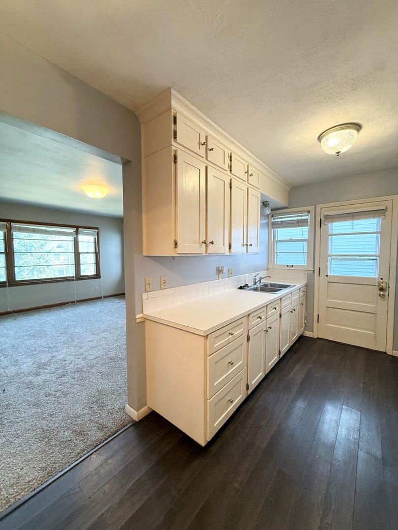 Omaha Apartment: 220 N 32nd Ave