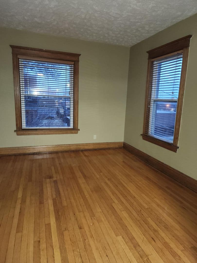 Omaha House: 566 S 26th Avenue