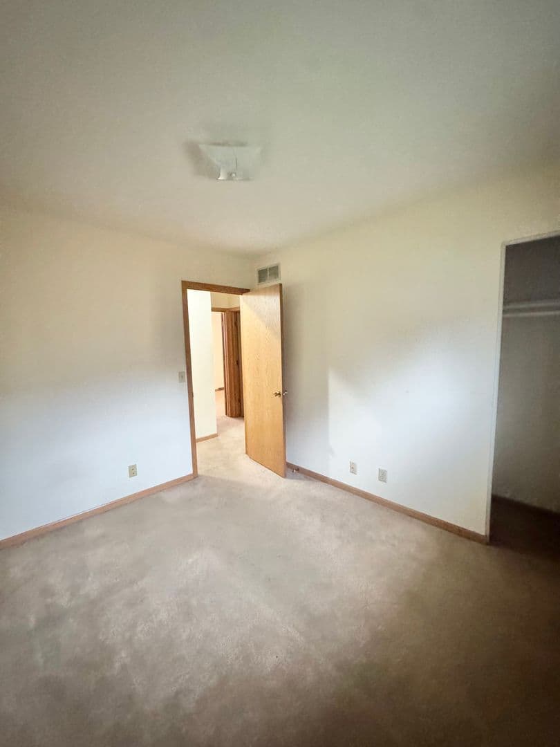 Omaha Apartment: 2723 N 93rd Street
