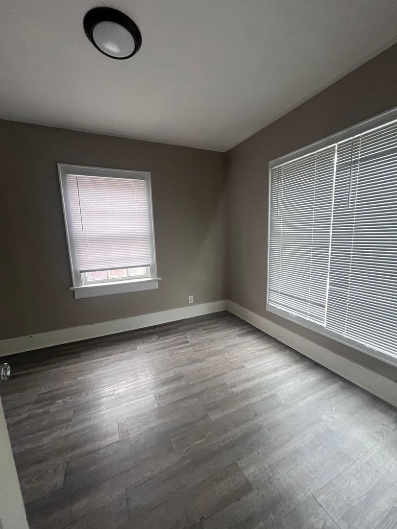 Omaha House: 411 S 38th Ave