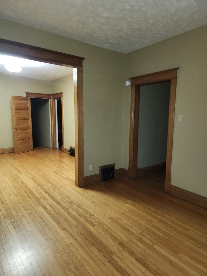 Omaha House: 566 S 26th Avenue