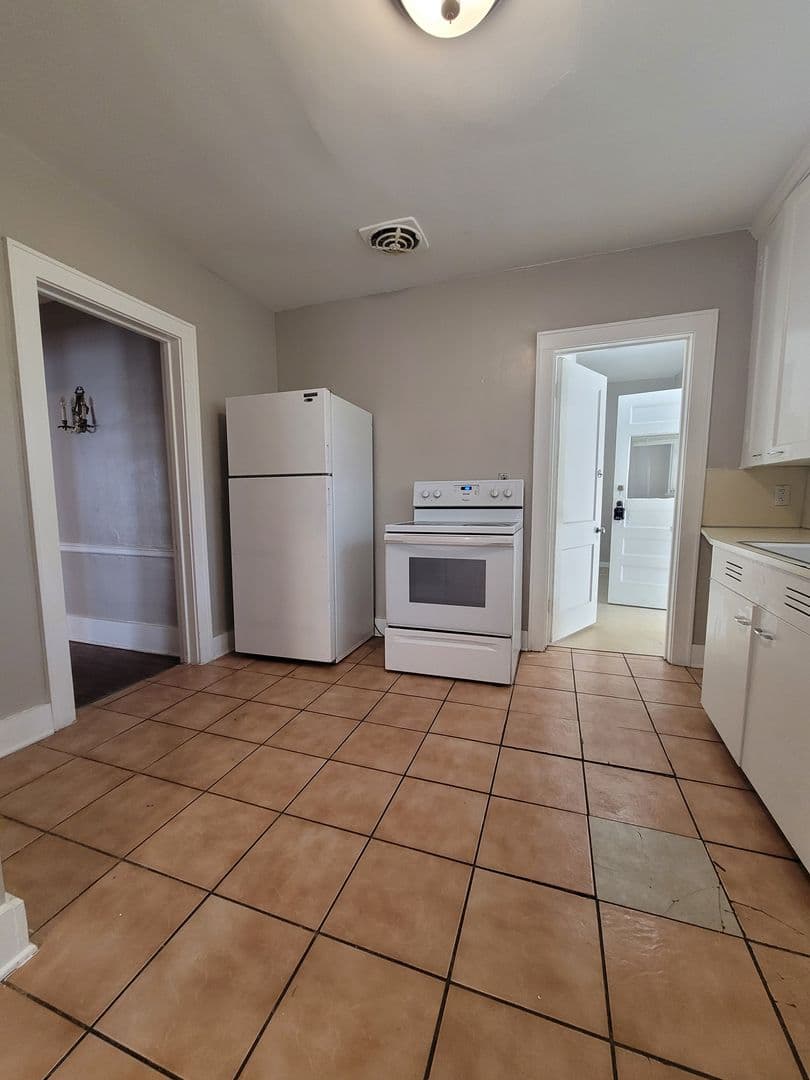 Omaha House: 419 S 38th Avenue