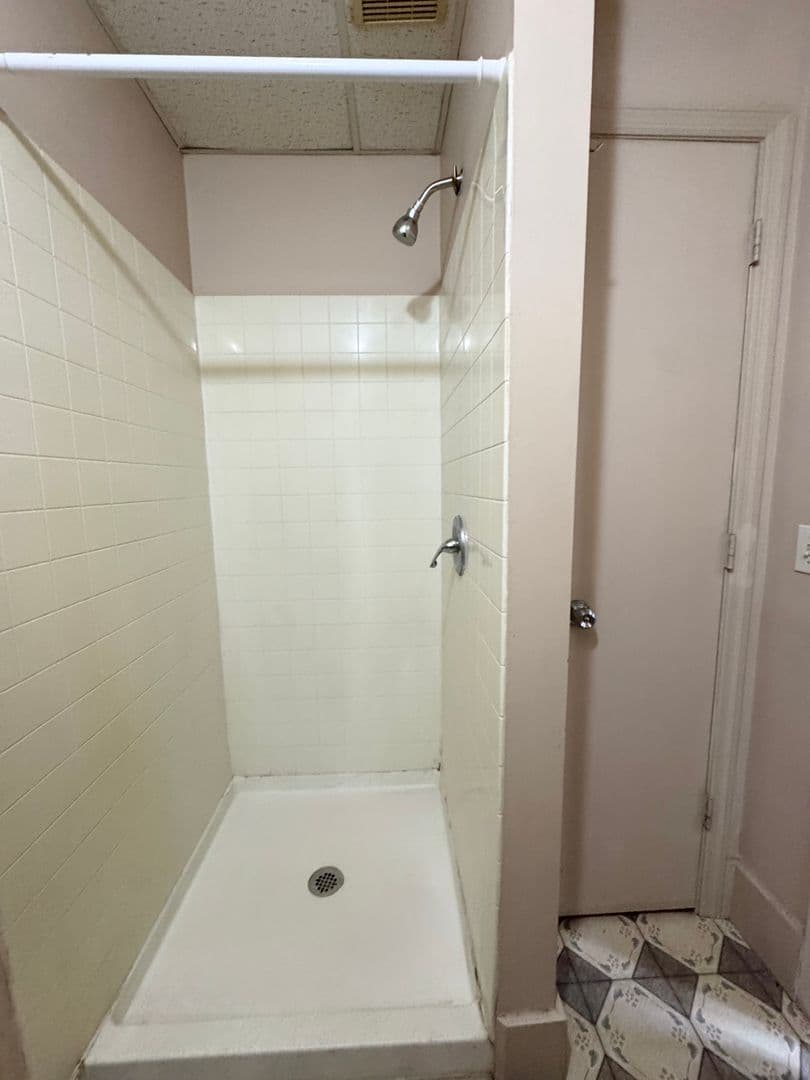 Omaha Apartment: 112 N 38th Ave