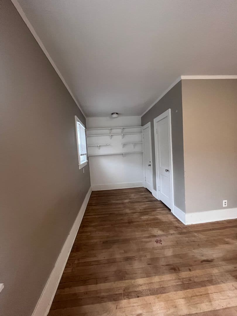 Omaha House: 411 S 38th Ave