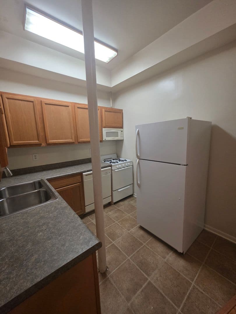 Omaha Apartment: 563 S 26th Ave