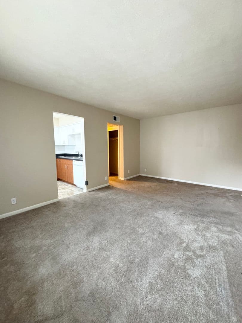 Omaha Apartment: 4802 Underwood Ave