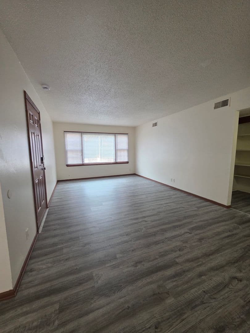 Omaha Apartment: 4918 Ames Ave
