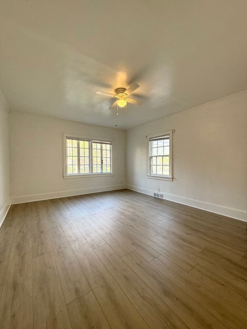 Omaha House: 417 S 38th Avenue