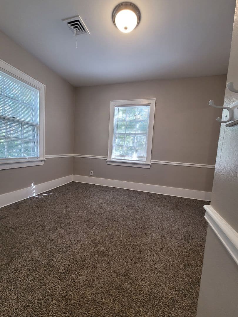 Omaha House: 419 S 38th Avenue