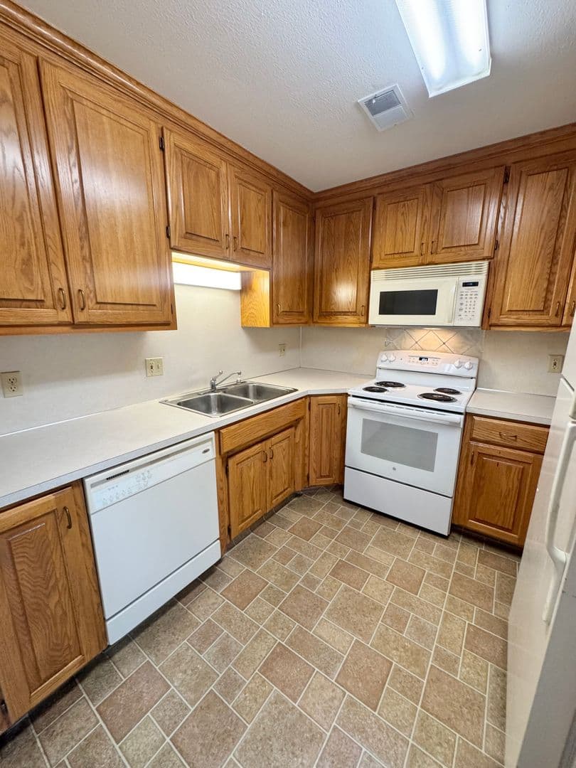 Omaha Apartment: 2723 N 93rd Street