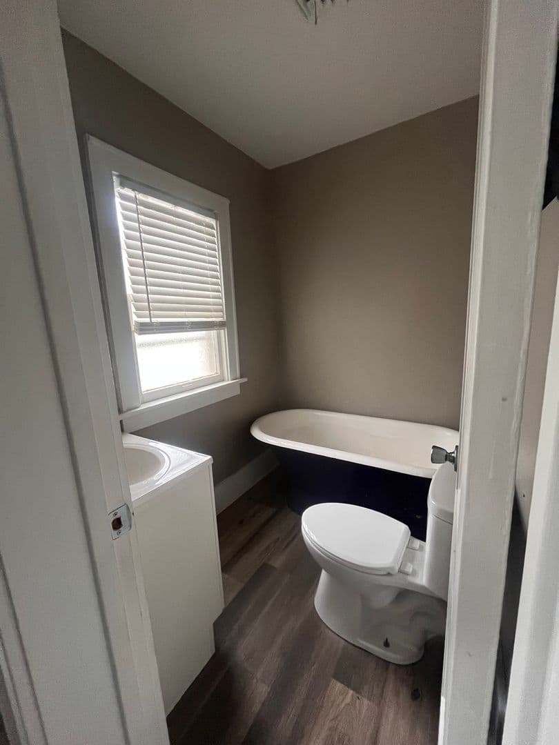 Omaha House: 411 S 38th Ave