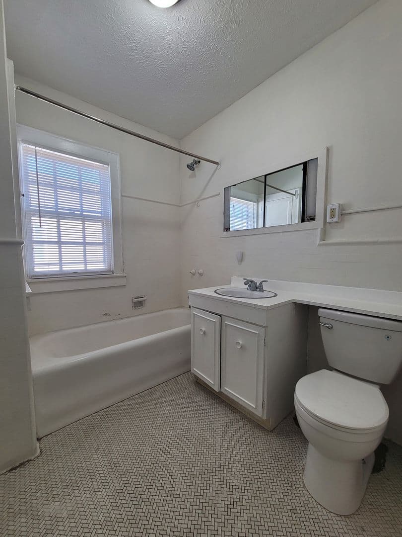 Omaha House: 419 S 38th Avenue