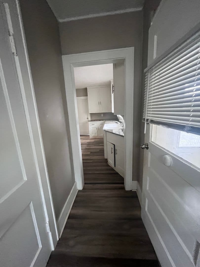 Omaha House: 411 S 38th Ave