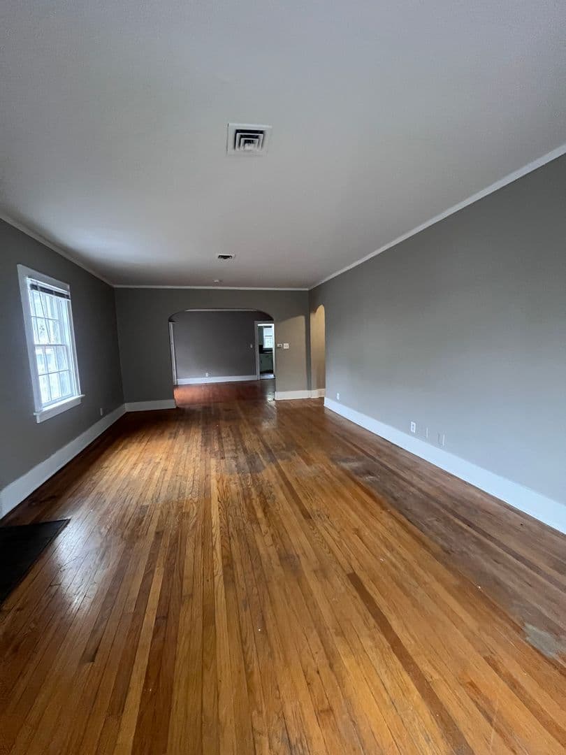 Omaha House: 411 S 38th Ave