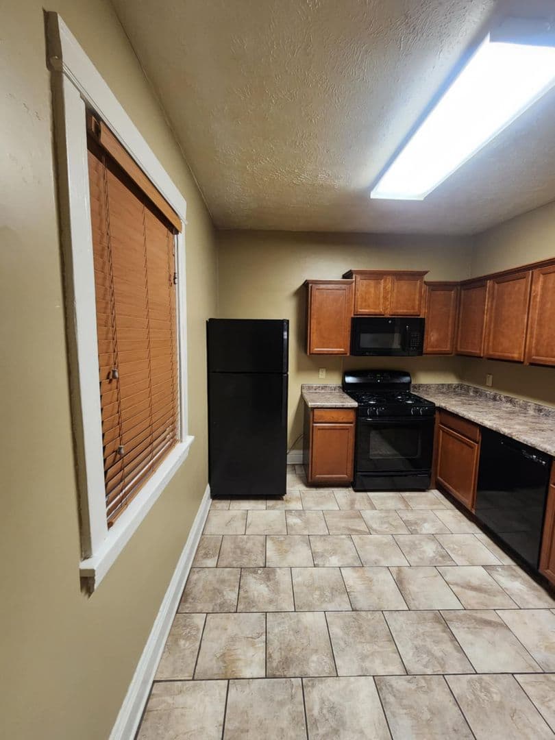 Omaha House: 566 S 26th Avenue