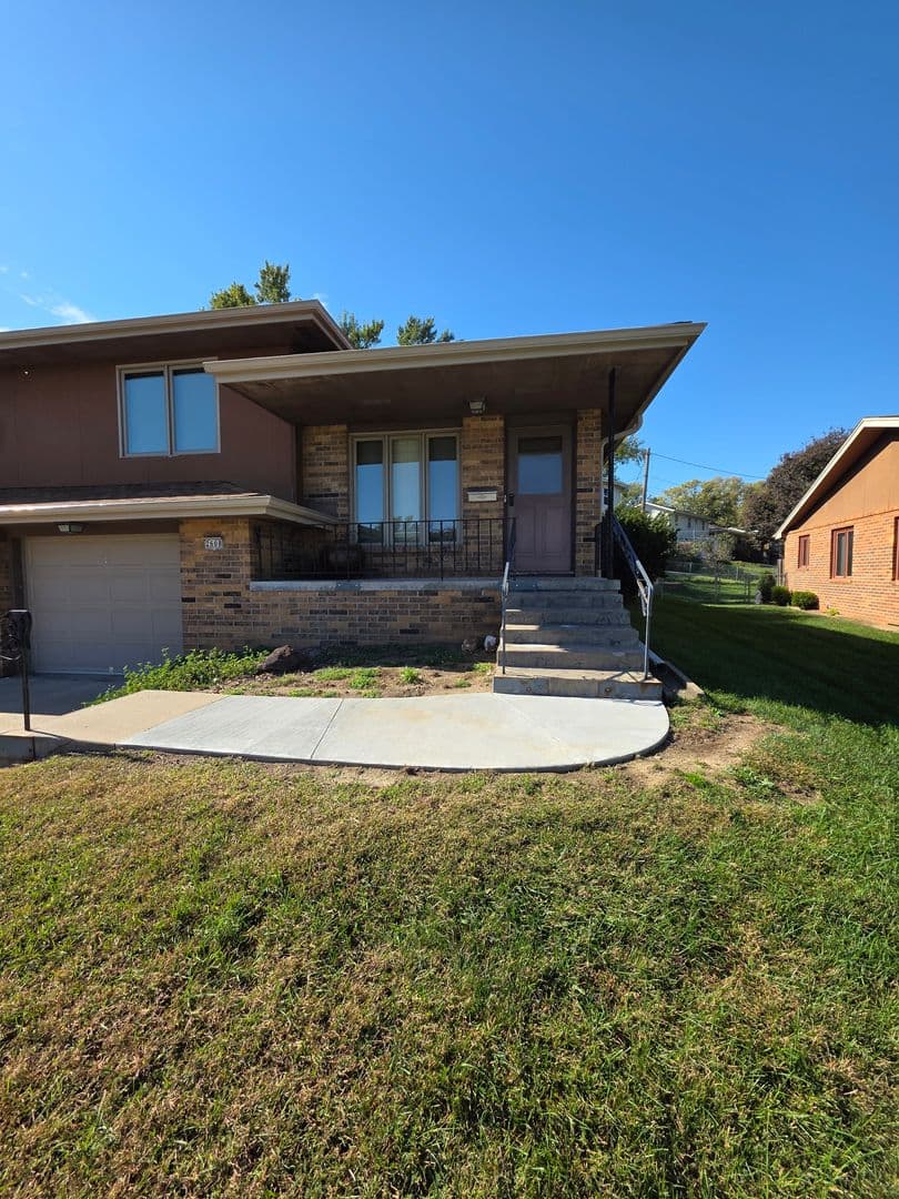 Omaha House: 2608 N 93rd St
