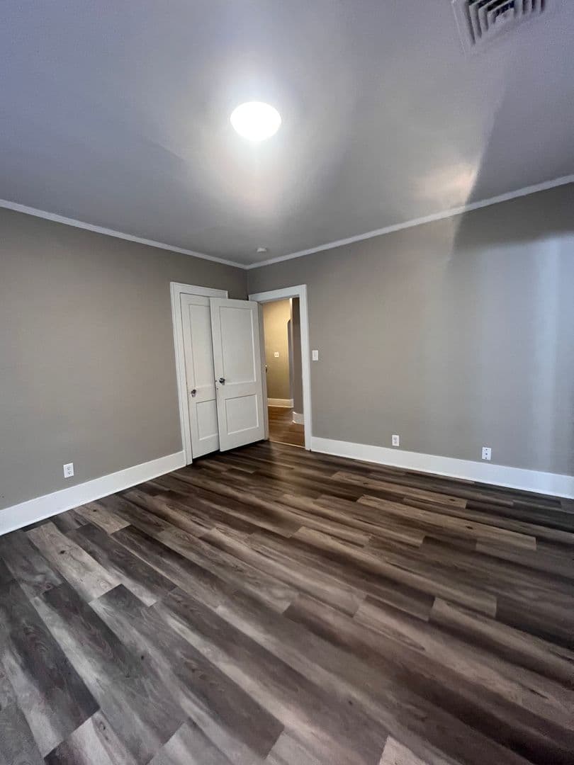 Omaha House: 411 S 38th Ave
