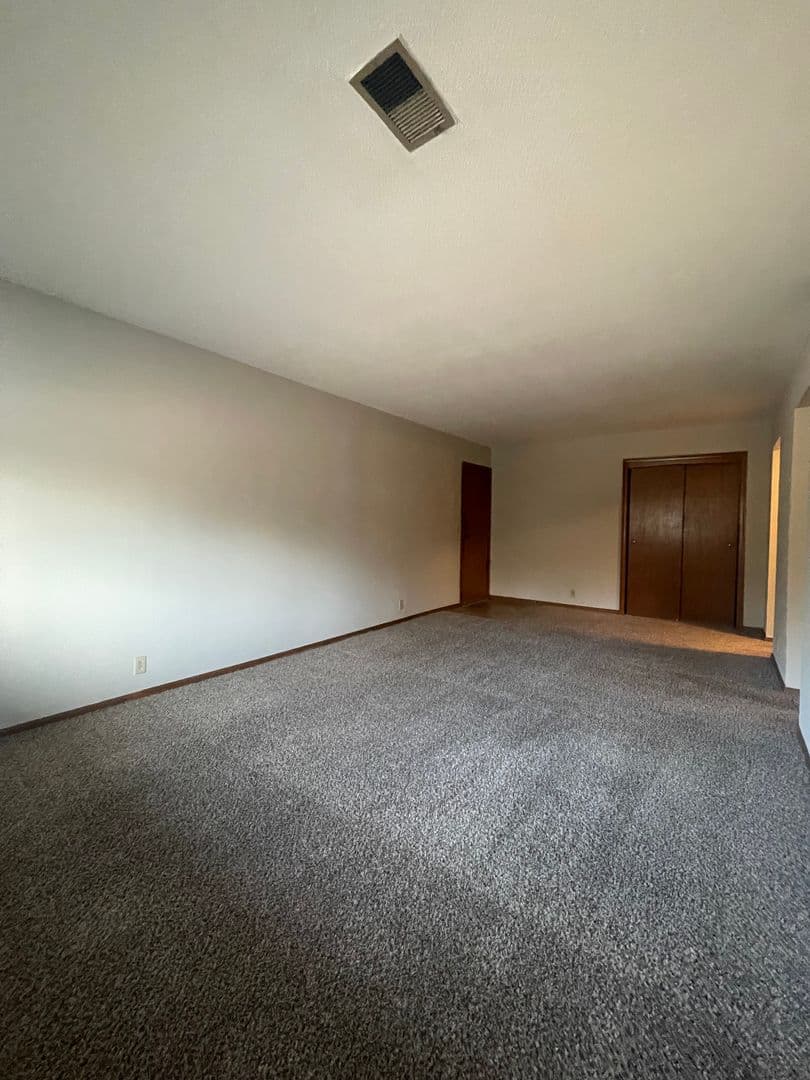 Omaha Apartment: 8002 Blondo Plaza