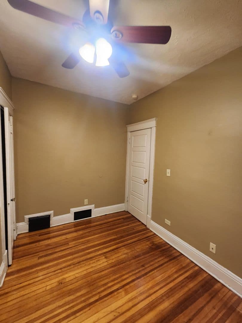 Omaha House: 566 S 26th Avenue