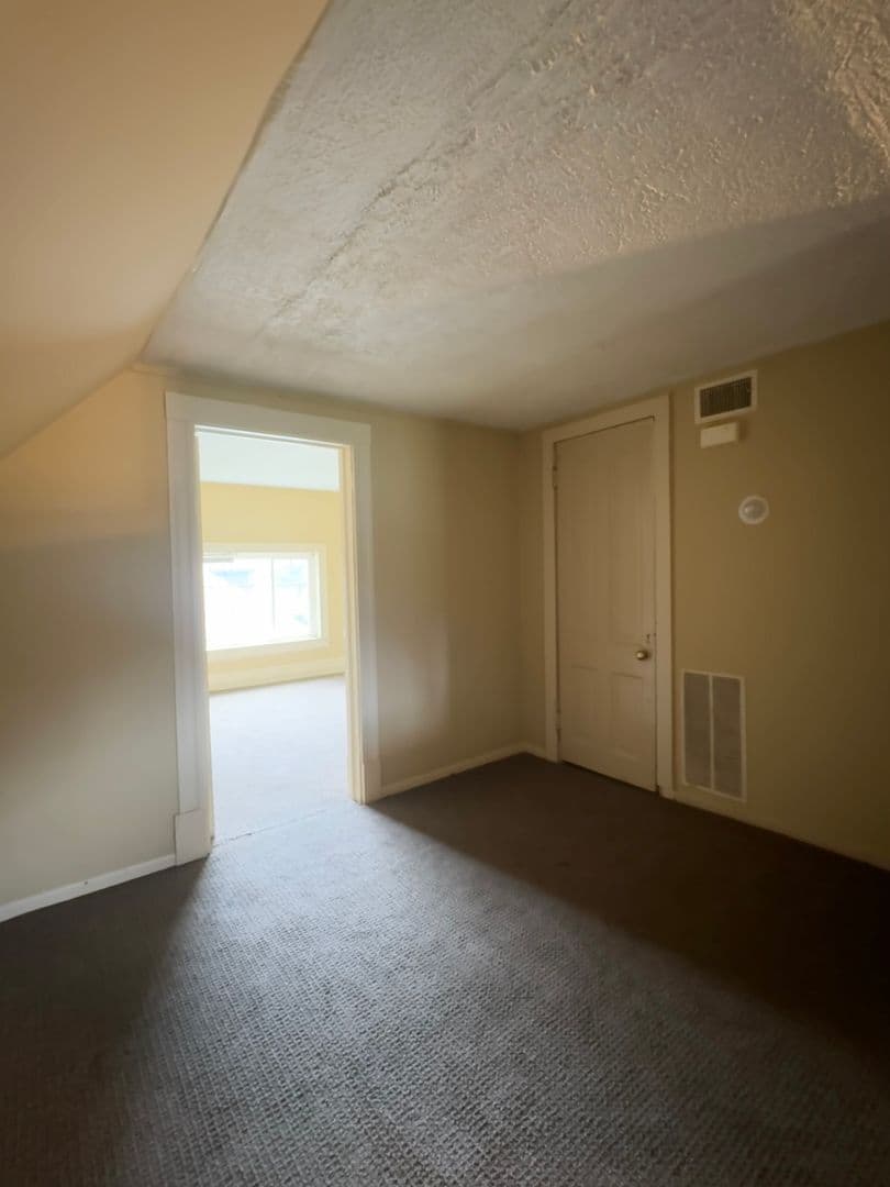 Omaha Apartment: 112 N 38th Ave