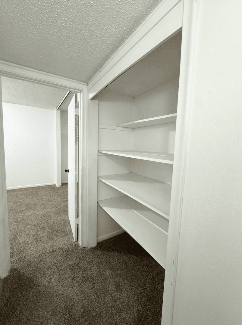 Omaha Apartment: 4918 Ames Ave