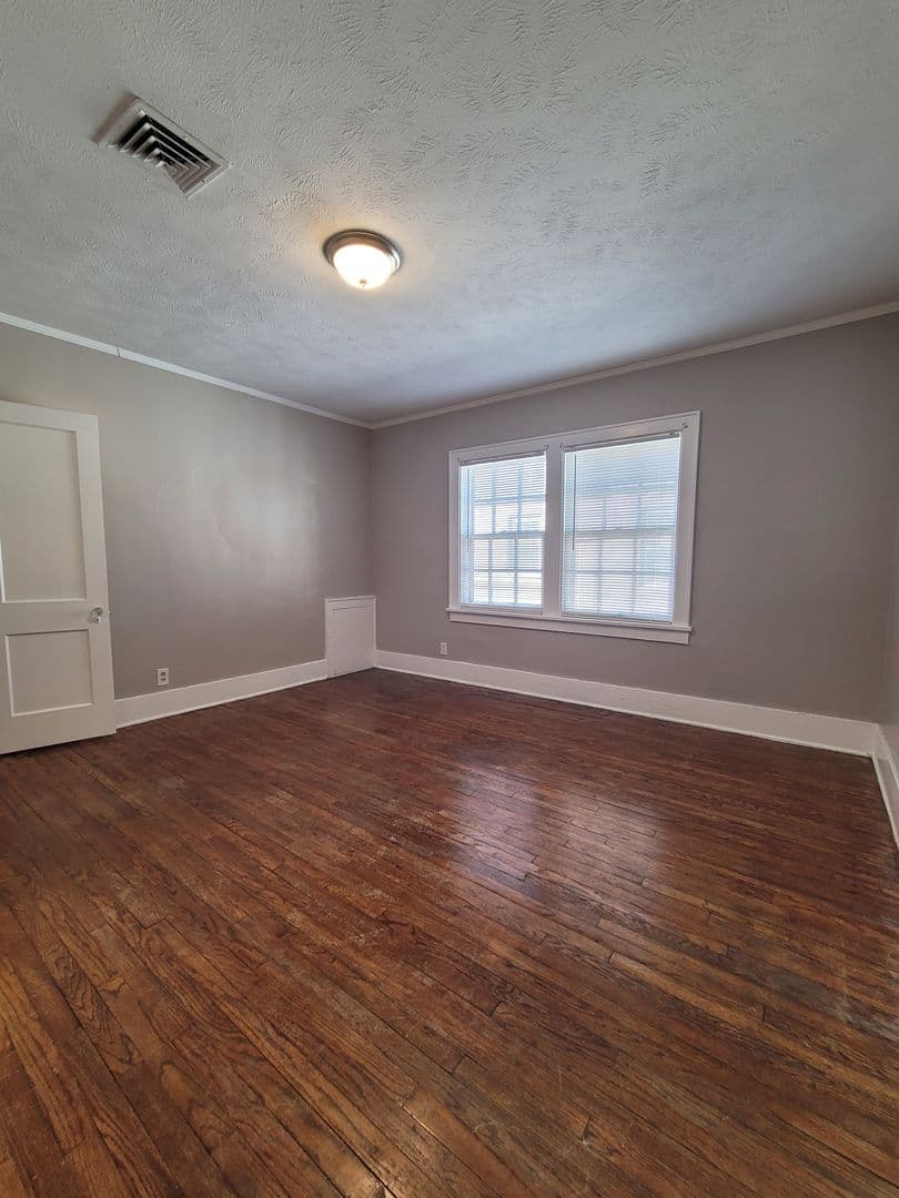 Omaha House: 419 S 38th Avenue