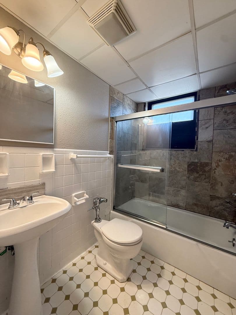 Omaha Apartment: 3512 Dodge Street