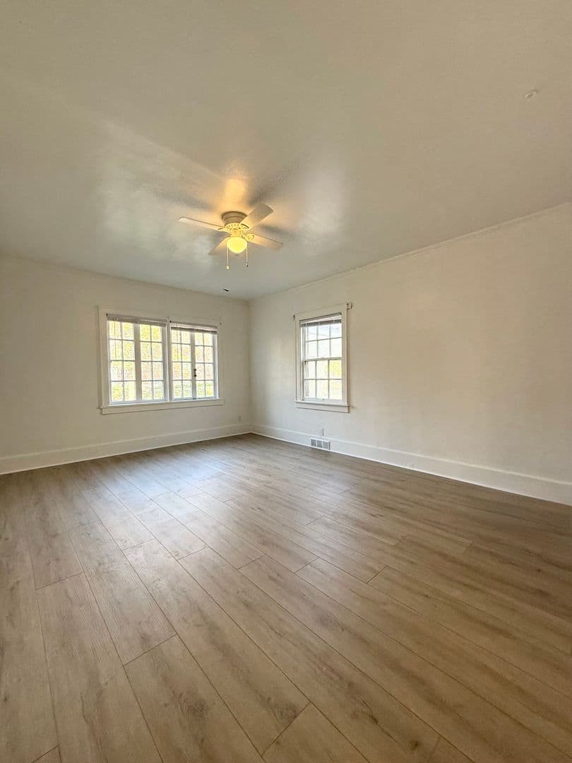 Omaha House: 417 S 38th Avenue