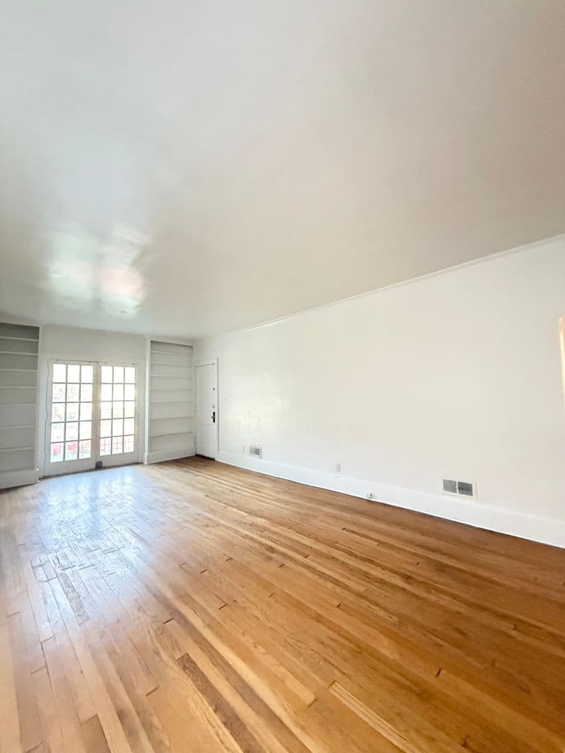 Omaha House: 417 S 38th Avenue