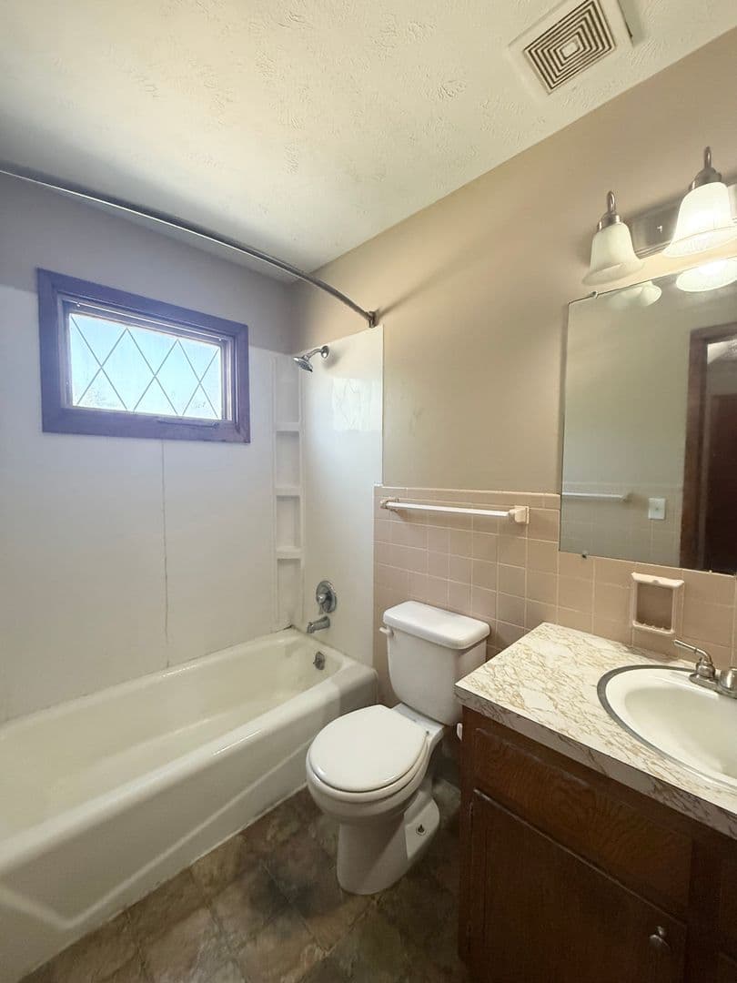 Bellevue Apartment: 203 W 29th Avenue