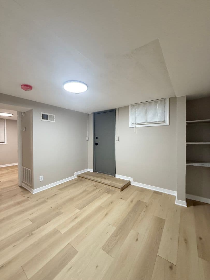 Omaha Apartment: 563 S 26th Ave