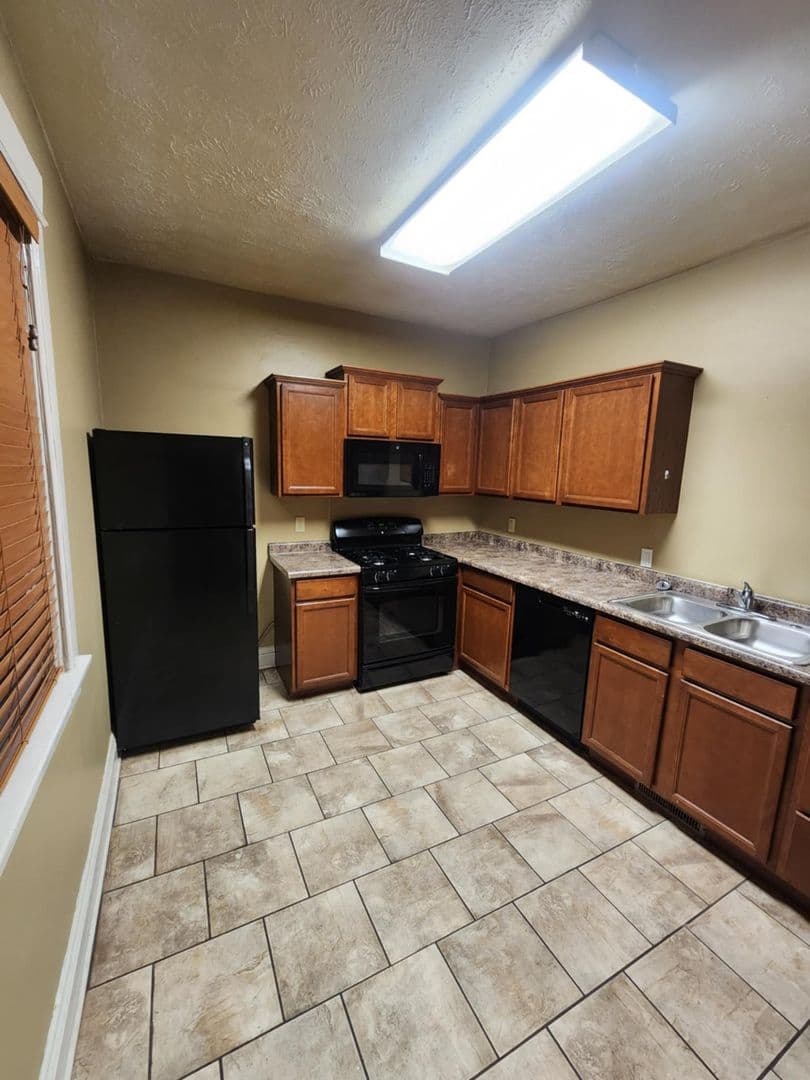 Omaha House: 566 S 26th Avenue