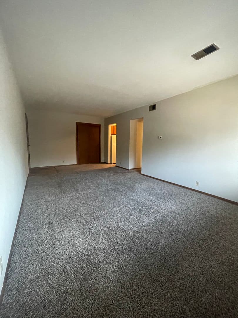 Omaha Apartment: 8002 Blondo Plaza