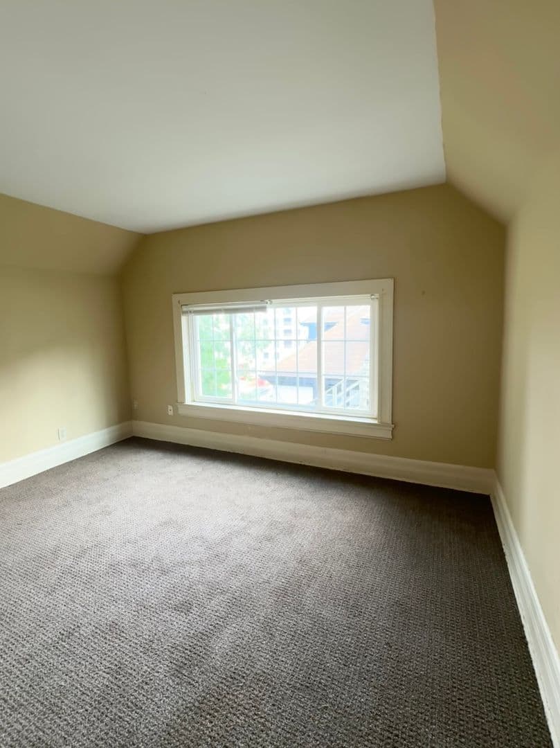 Omaha Apartment: 112 N 38th Ave