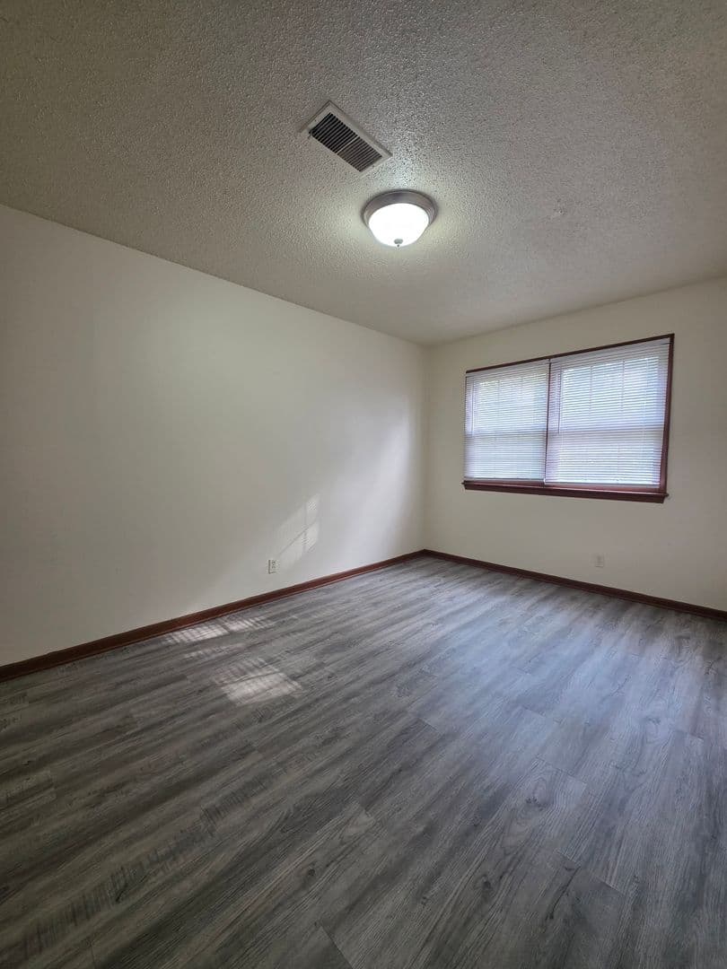 Omaha Apartment: 4918 Ames Ave