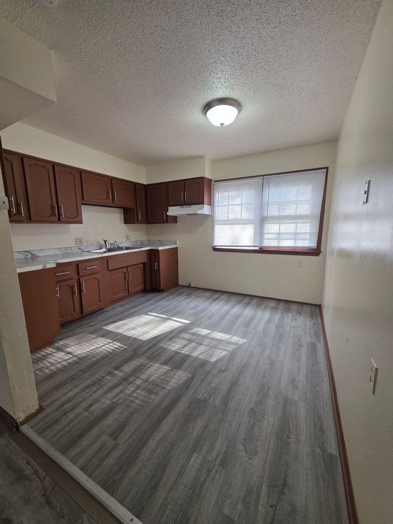 Omaha Apartment: 4918 Ames Ave