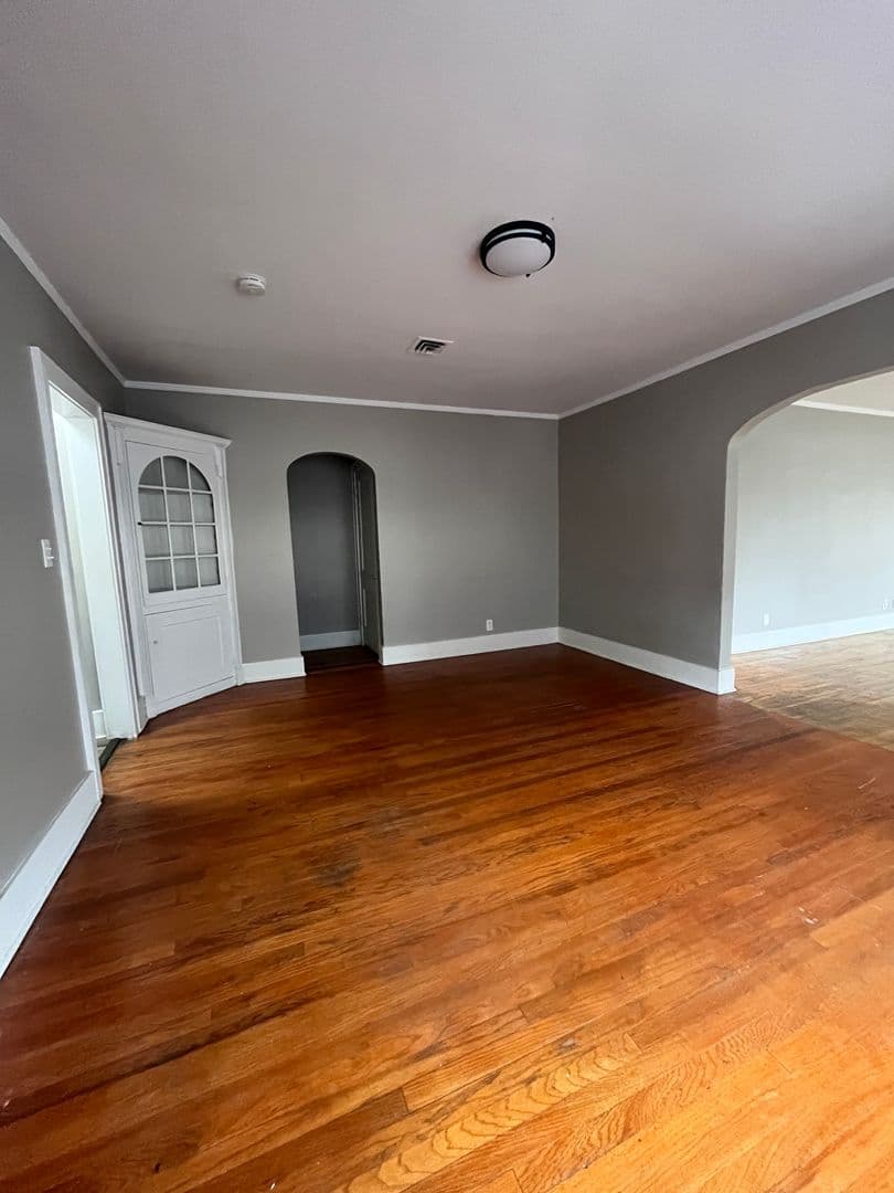 Omaha House: 411 S 38th Ave