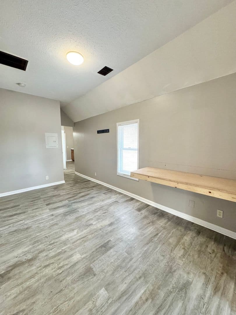 Omaha Apartment: 1305 S 32nd Street