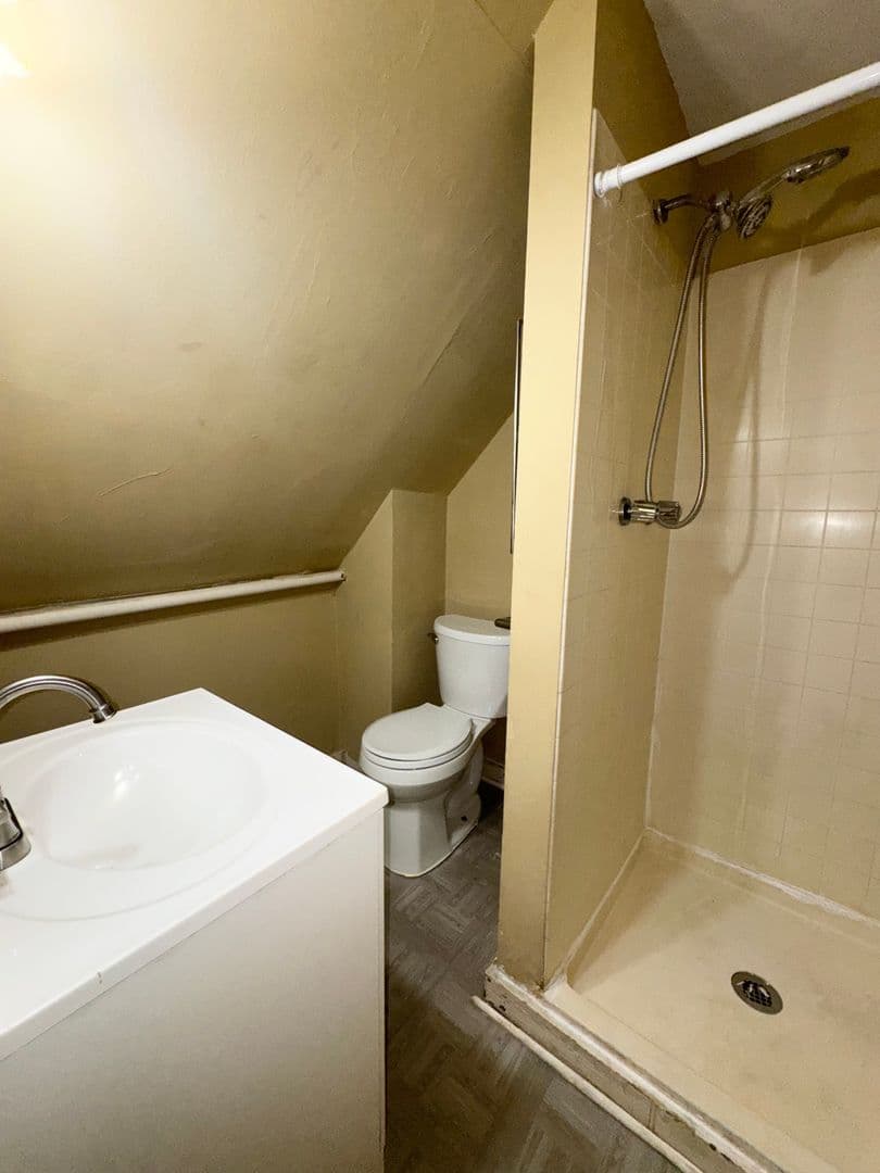 Omaha Apartment: 112 N 38th Ave
