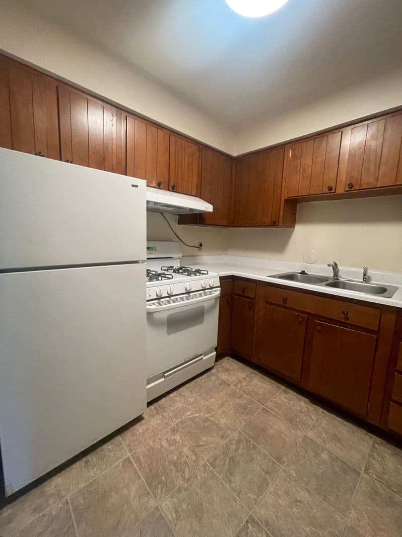 Omaha Apartment: 8002 Blondo Plaza