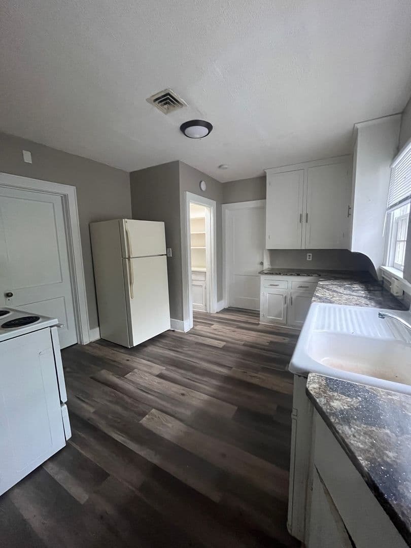 Omaha House: 411 S 38th Ave