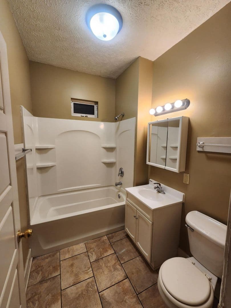 Omaha House: 566 S 26th Avenue