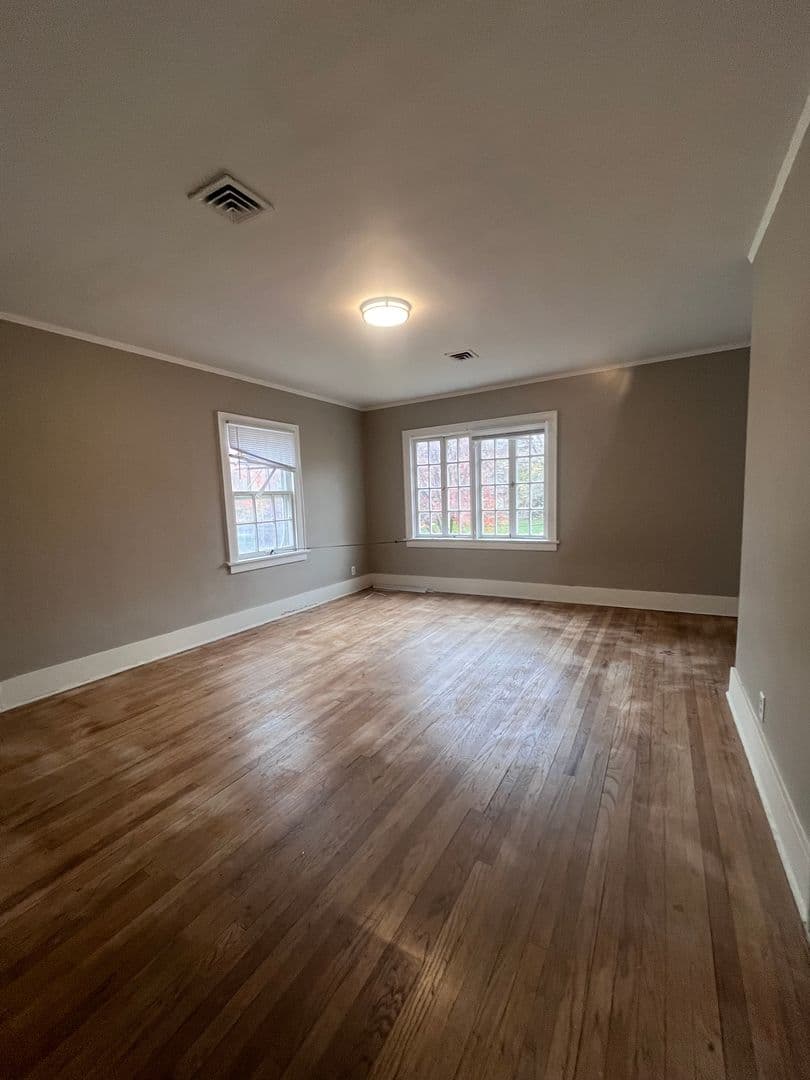Omaha House: 411 S 38th Ave