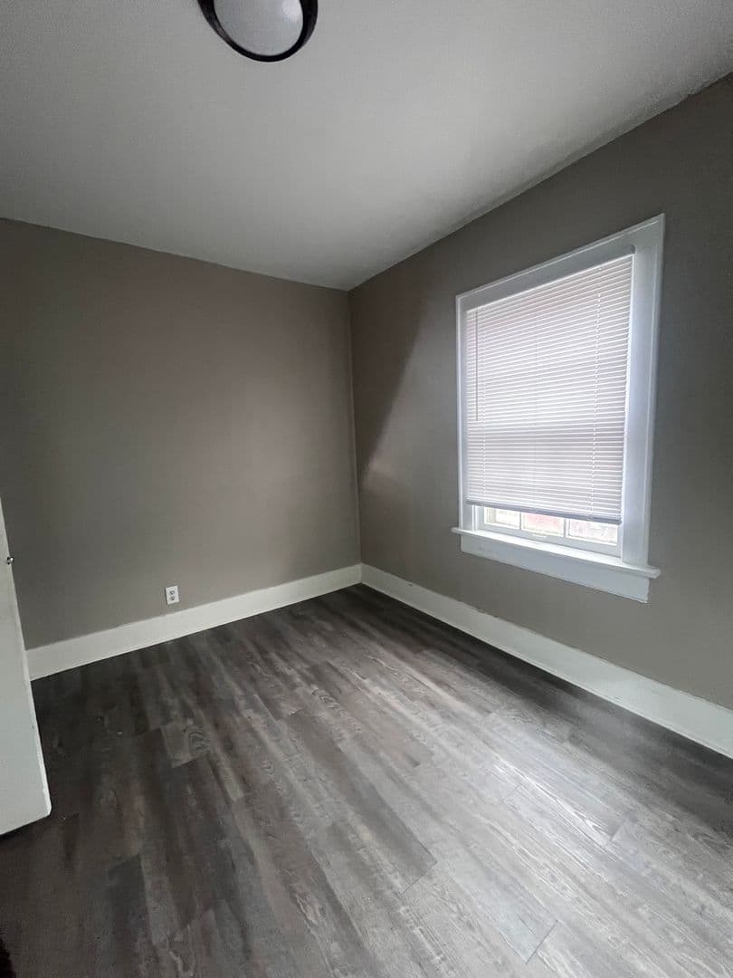 Omaha House: 411 S 38th Ave
