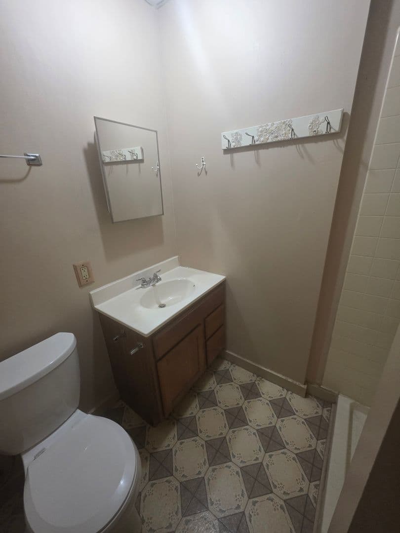 Omaha Apartment: 112 N 38th Ave