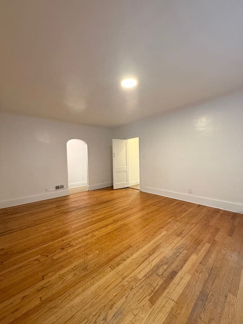 Omaha House: 417 S 38th Avenue
