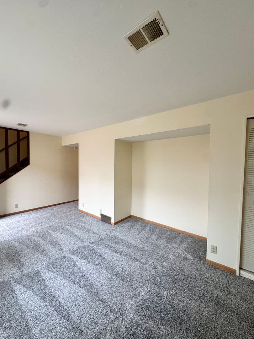 Omaha Apartment: 2723 N 93rd Street
