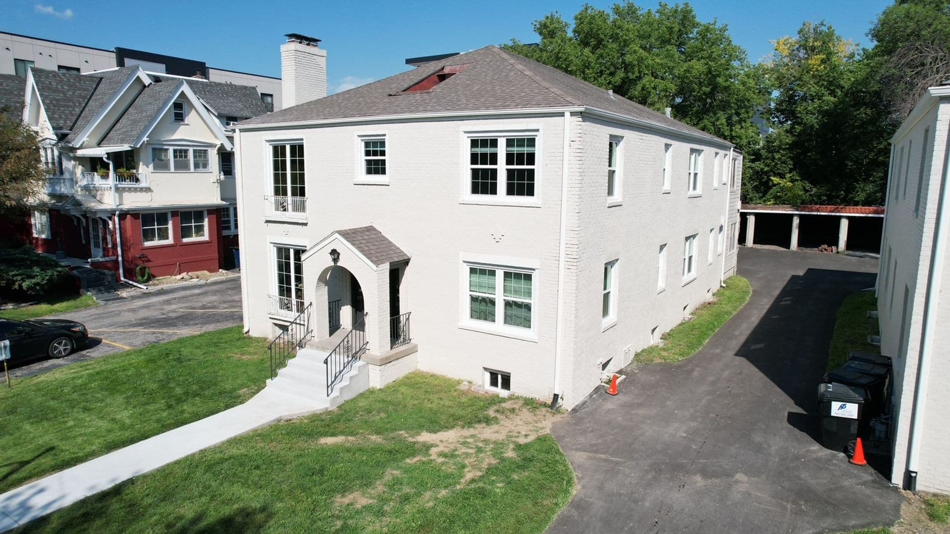 Omaha House: 411 S 38th Ave